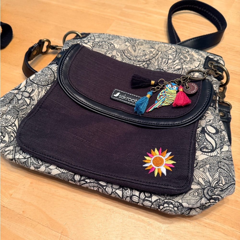 ☀️ Sakroots Black and Cream Crossbody Bag with Embroidery ☀️